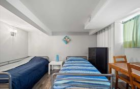 8-zimmer haus in der stadt in Etobicoke, Kanada. C$1 292 000
