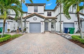 Haus in der Stadt – Doral, Florida, Vereinigte Staaten. $599 000