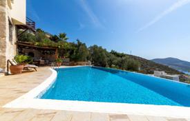Freistehende Villa mit 4 Schlafzimmern und Pool in Kalkan, Antalya. $1 857 000