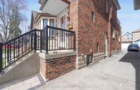 10-zimmer haus in der stadt in Etobicoke, Kanada. C$2 090 000