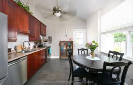 8-zimmer haus in der stadt in Scarborough, Kanada. C$1 223 000