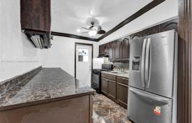 4-zimmer haus in der stadt 152 m² in Miami, Vereinigte Staaten. $465 000
