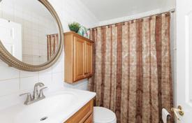 12-zimmer haus in der stadt in Scarborough, Kanada. C$1 300 000