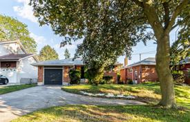 12-zimmer haus in der stadt in North York, Kanada. C$2 013 000