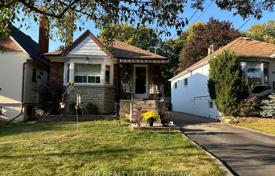 7-zimmer haus in der stadt in North York, Kanada. C$2 154 000