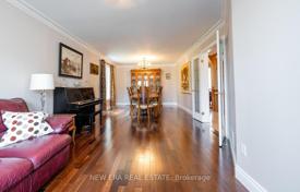 12-zimmer haus in der stadt in North York, Kanada. C$2 348 000