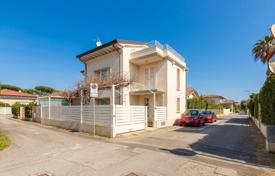 8-zimmer villa in Forte dei Marmi, Italien. Price on request