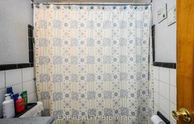 10-zimmer haus in der stadt in North York, Kanada. C$1 099 000