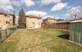 9-zimmer haus in der stadt in North York, Kanada. C$1 296 000