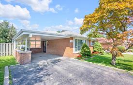 7-zimmer haus in der stadt in Etobicoke, Kanada. C$1 410 000