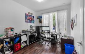 4-zimmer haus in der stadt 190 m² in Miami, Vereinigte Staaten. $715 000