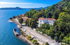 Luxuriöse historische Villa mit Park am Ufer des Lago Maggiore in Belgirate, Piemont, Italien. 5 000 000 €