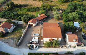 Haus House 420 m² with three apartments for sale, Umag. 900 000 €