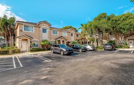 Haus in der Stadt – Doral, Florida, Vereinigte Staaten. $490 000