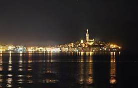 Grundstück in Rovinj, Kroatien. 384 000 €