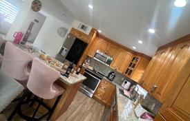 5-zimmer haus in der stadt 240 m² in Miami, Vereinigte Staaten. $725 000