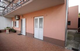 Split, Kila, Doppelhaushälfte zu verkaufen, 3 Wohnungen. 525 000 €