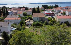 Grundstück in Kaštel Lukšić, Kroatien. 798 000 €