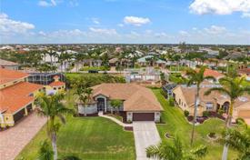 Haus in der Stadt – Cape Coral, Florida, Vereinigte Staaten. $455 000