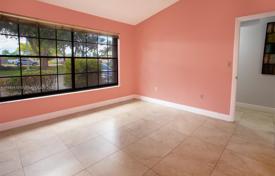 Haus in der Stadt – Pembroke Pines, Broward, Florida,  Vereinigte Staaten. $425 000