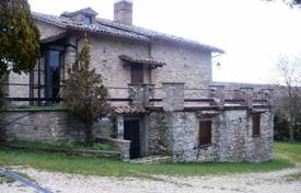 5-zimmer villa 450 m² in Gubbio, Italien. 790 000 €
