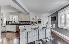 9-zimmer haus in der stadt in Etobicoke, Kanada. C$1 816 000