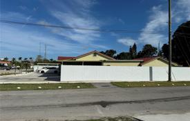 Haus in der Stadt – Hialeah, Florida, Vereinigte Staaten. $699 000