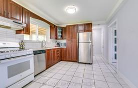 8-zimmer haus in der stadt in Etobicoke, Kanada. C$1 504 000