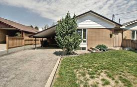 5-zimmer haus in der stadt in Etobicoke, Kanada. C$1 126 000