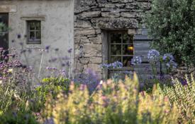 5-zimmer einfamilienhaus in Gordes, Frankreich. 5 000 €  pro Woche