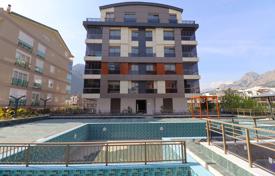 Wohnungen in einem Komplex mit einem Pool in Konyaalti Sarisu. $141 000