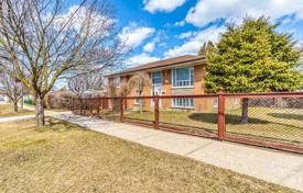 9-zimmer haus in der stadt in Etobicoke, Kanada. C$1 425 000