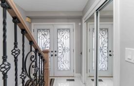 8-zimmer haus in der stadt in Etobicoke, Kanada. C$1 280 000