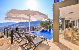 Haus mit 5 Schlafzimmern in der Nähe des Meeres in Kaş Kalkan. $1 318 000