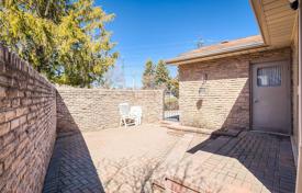 8-zimmer haus in der stadt in Scarborough, Kanada. C$1 928 000