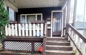 9-zimmer haus in der stadt in Etobicoke, Kanada. C$1 217 000