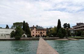 Villa – Sirmione, Lombardei, Italien. Price on request