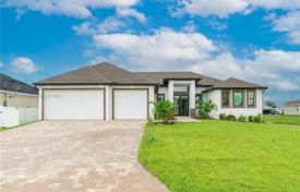 Haus in der Stadt – Cape Coral, Florida, Vereinigte Staaten. $629 000