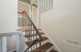 9-zimmer haus in der stadt in Etobicoke, Kanada. C$1 474 000