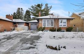 5-zimmer haus in der stadt in Etobicoke, Kanada. C$2 282 000