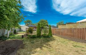8-zimmer haus in der stadt in Scarborough, Kanada. C$1 275 000