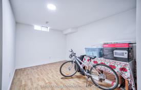 9-zimmer haus in der stadt in Scarborough, Kanada. C$1 340 000