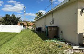 Haus in der Stadt – Cape Coral, Florida, Vereinigte Staaten. $385 000