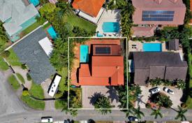 Haus in der Stadt – Hialeah, Florida, Vereinigte Staaten. $1 325 000