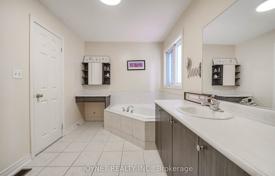 8-zimmer haus in der stadt in North York, Kanada. C$1 574 000