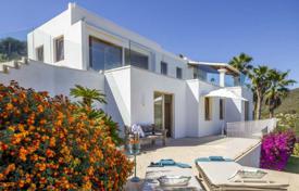 Villa – Ibiza, Balearen, Spanien. 7 700 €  pro Woche