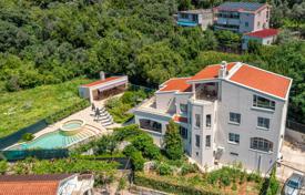 14-zimmer einfamilienhaus 466 m² in Tivat city, Montenegro. 1 050 000 €