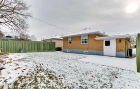 3-zimmer haus in der stadt in Etobicoke, Kanada. C$1 286 000