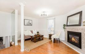 9-zimmer haus in der stadt in Etobicoke, Kanada. C$1 810 000