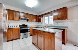 6-zimmer haus in der stadt in Etobicoke, Kanada. C$2 000 000